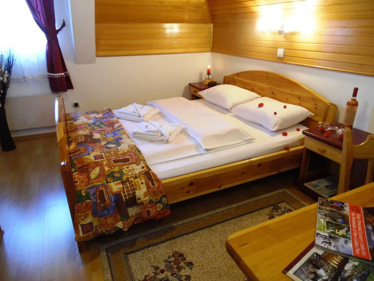 Kraljevi Konaci Zlatibor * Zlatibor